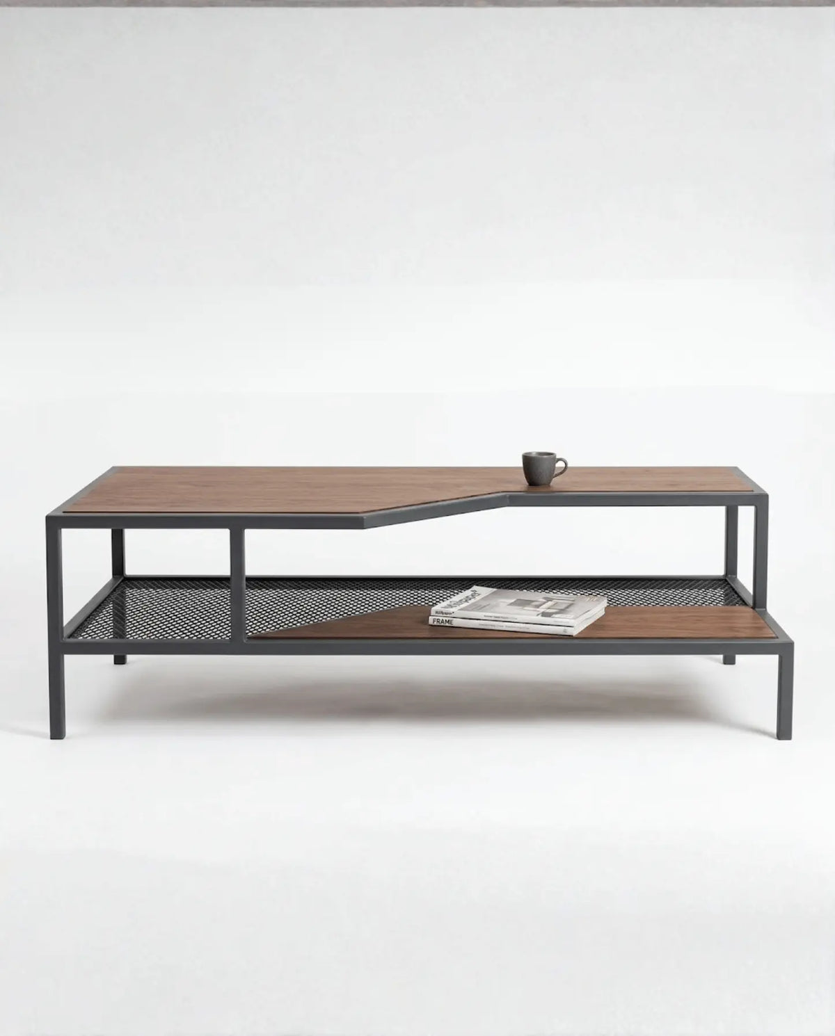 Mesa de centro ESS de Fabbro, vista lateral con cubierta de madera y repisa inferior de malla de acero