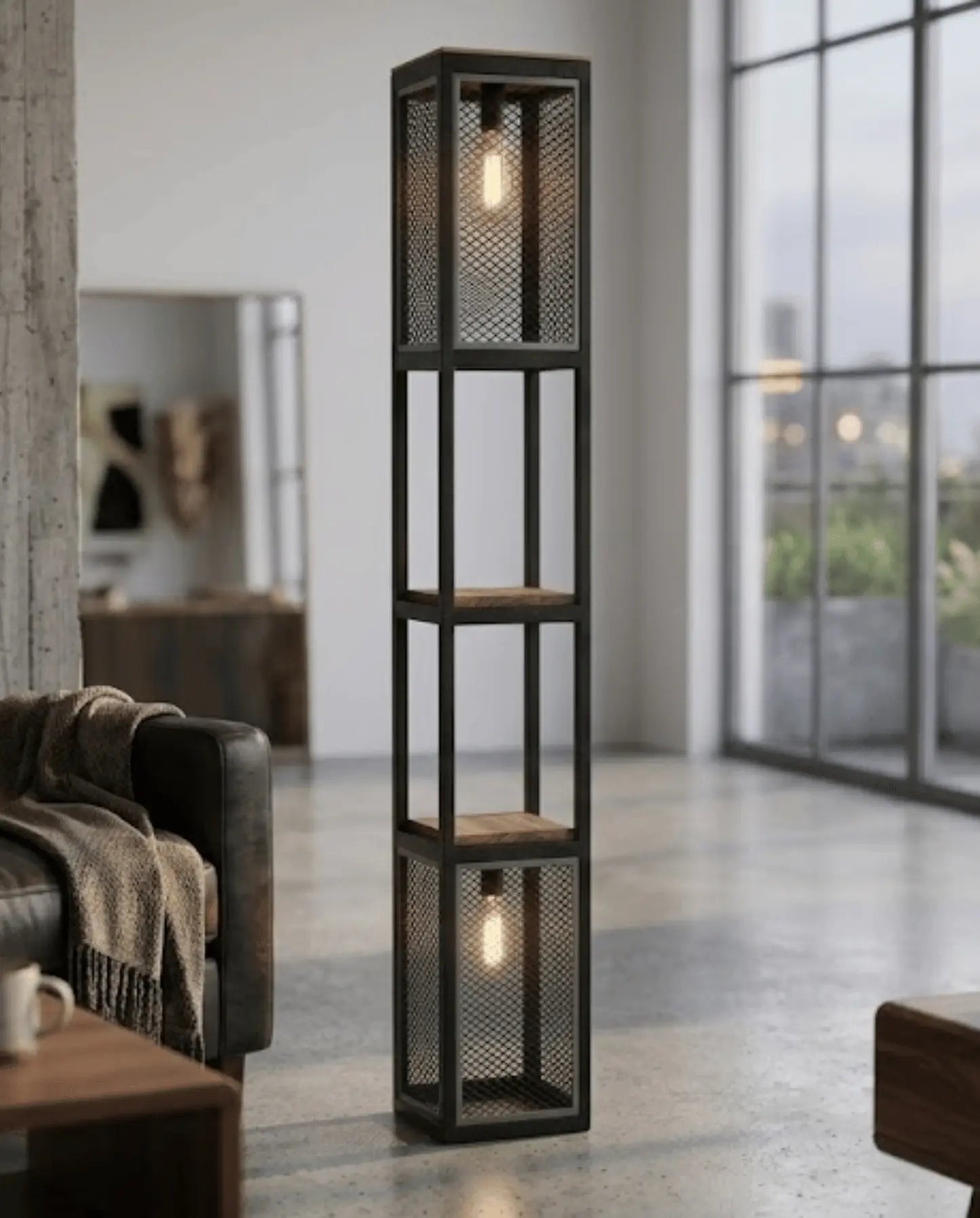 Lámpara de pie ESS de Fabbro en acero negro y madera, con dos luces en malla metálica, en un living con ventanal