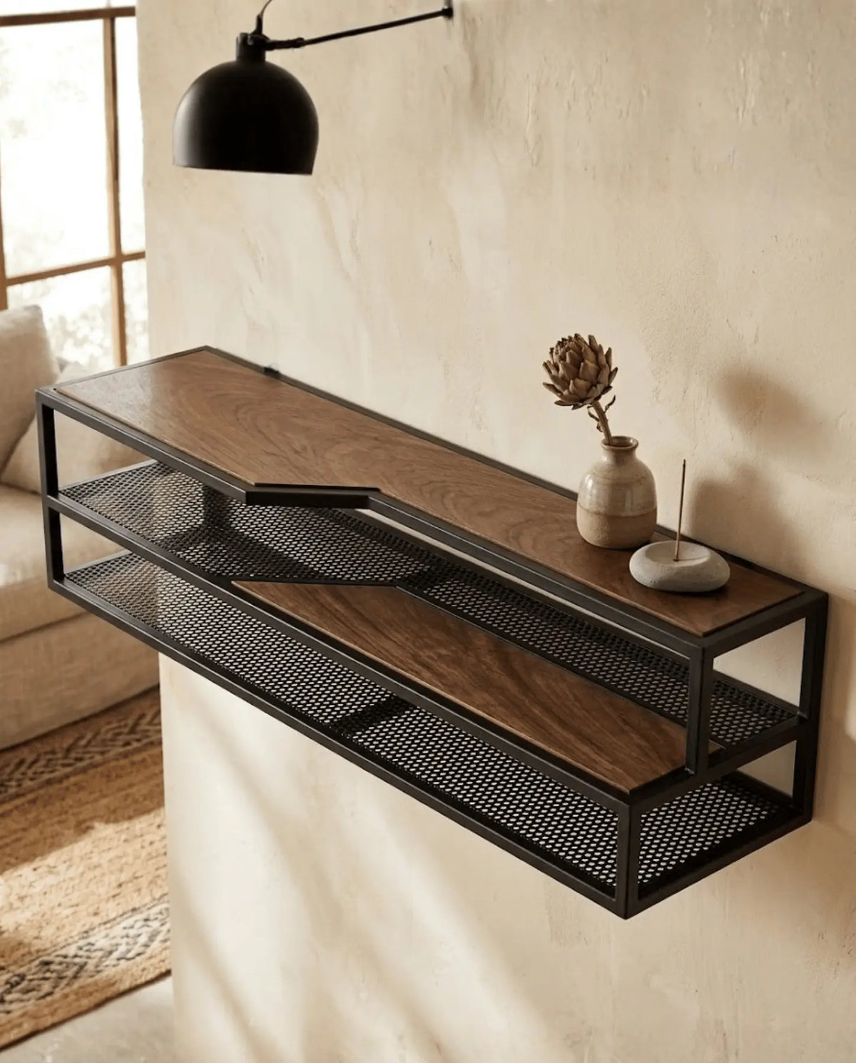 Repisa 100 ESS de Fabbro en madera y acero negro, montada en muro bajo una lámpara de brazo
