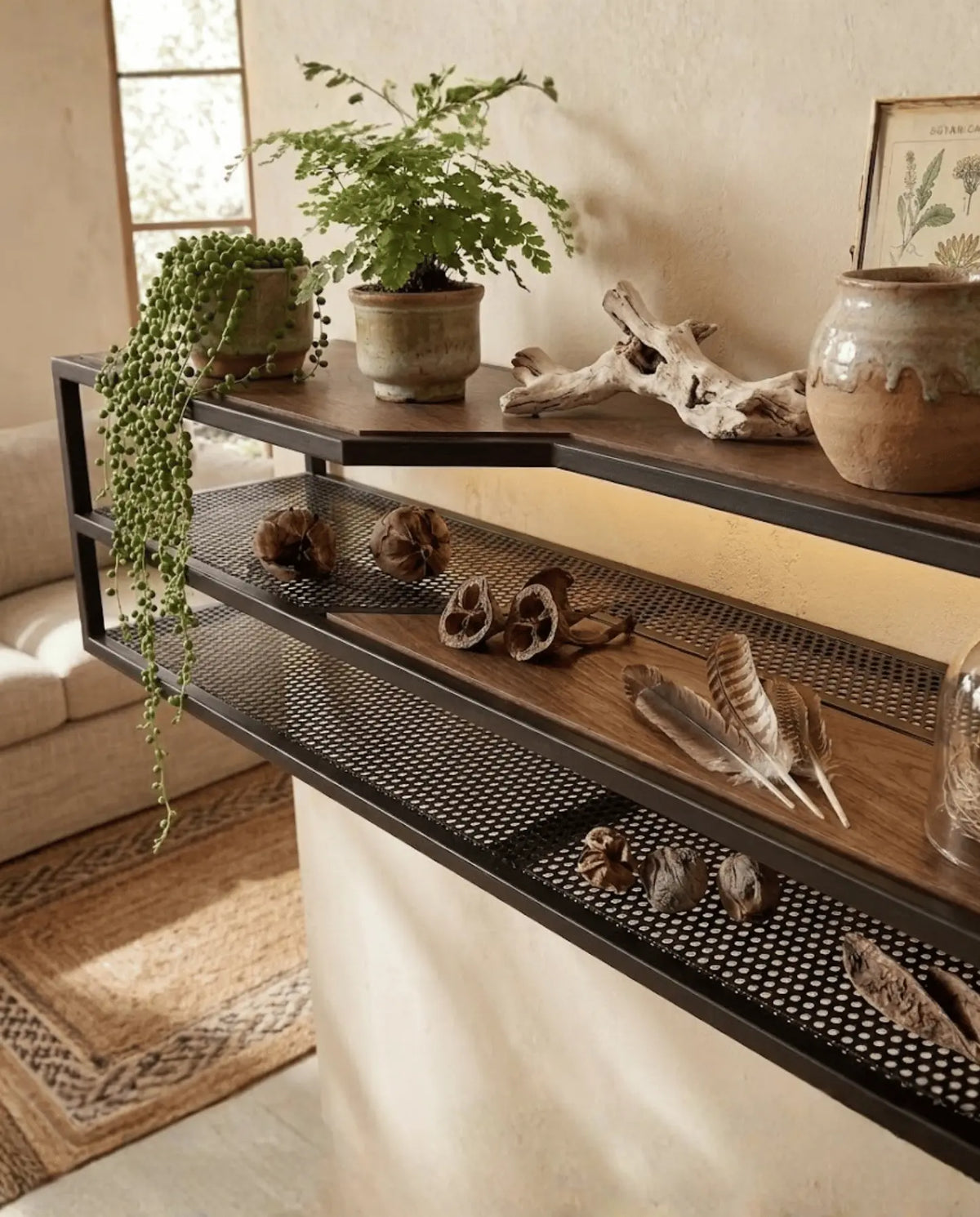 Detalle de la Repisa 100 ESS de Fabbro con plantas, cerámicas y objetos decorativos sobre madera y malla de acero